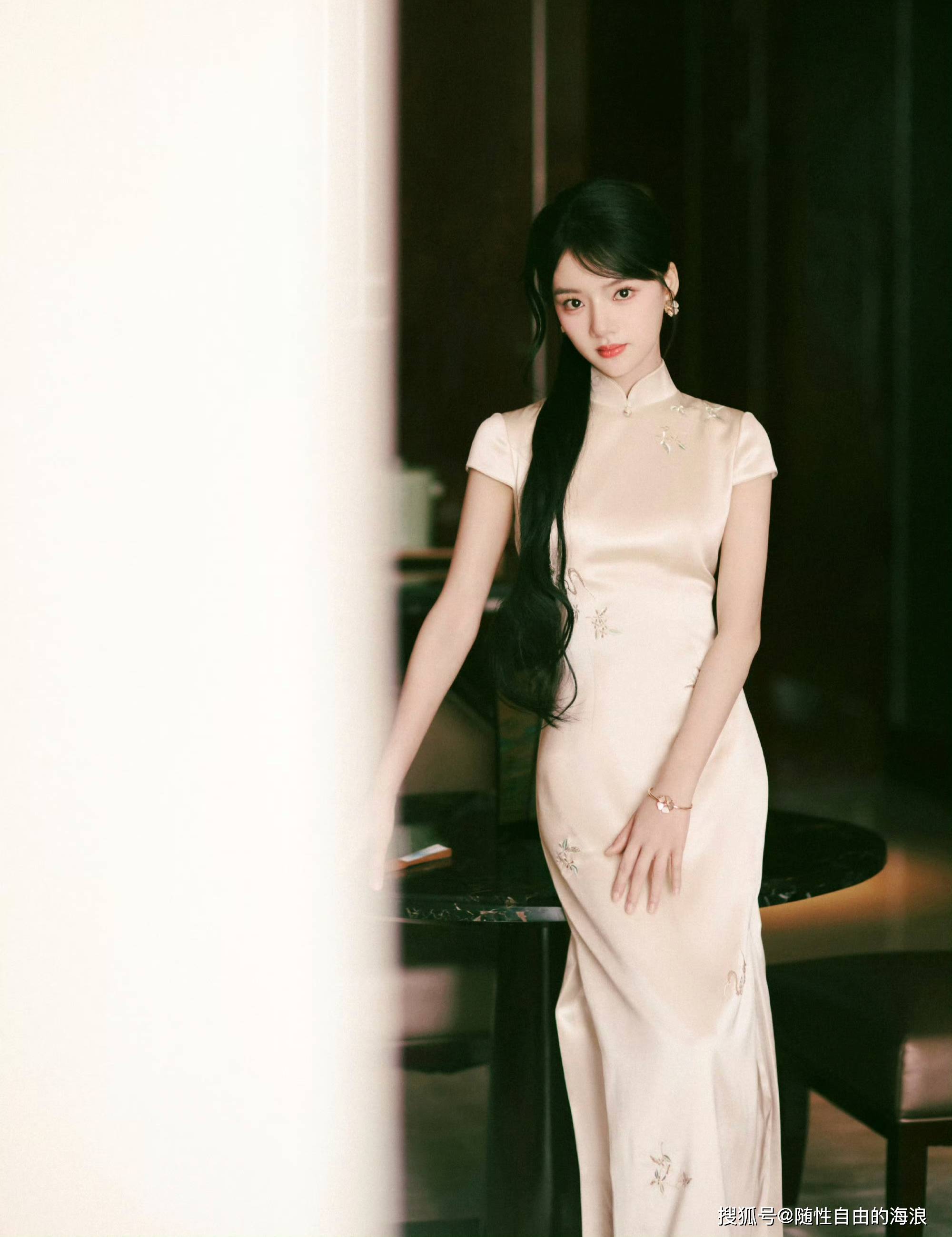 任敏最新造型一身旗袍温婉大气又不失灵动