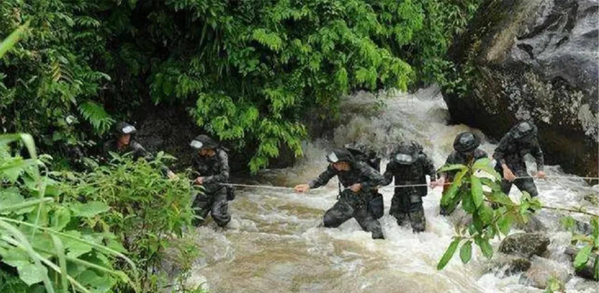 的环境中,巡逻路上几乎没有人痕迹,只有伟大的中国军人为了守护国土