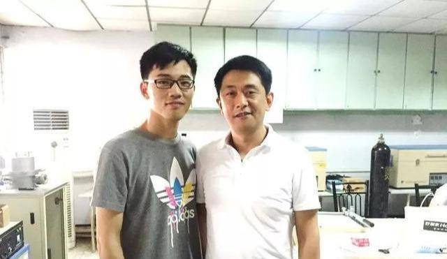 在只有二十五岁的年纪,王言博既找到敲开爱人心房