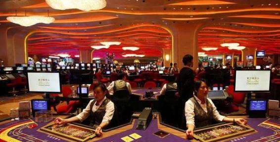 80年代正是澳门最混乱的时候,由于赌场开放了私人承包制和叠码仔业务