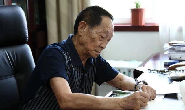 原创袁隆平生活有多简朴开5万的赛欧穿200块的皮鞋买10元的衬衫