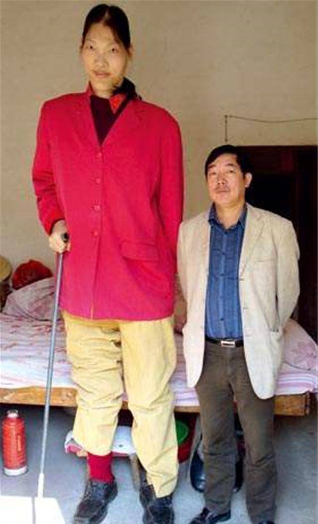 长太高也有烦恼世界第一女巨人姚德芬身高236米41岁病逝