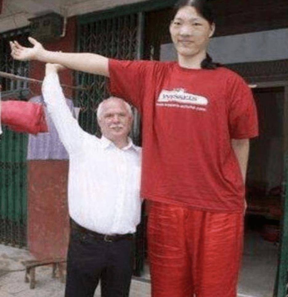 原创我国第一女巨人身高2米48比姚明还高22厘米遗体至今未火化