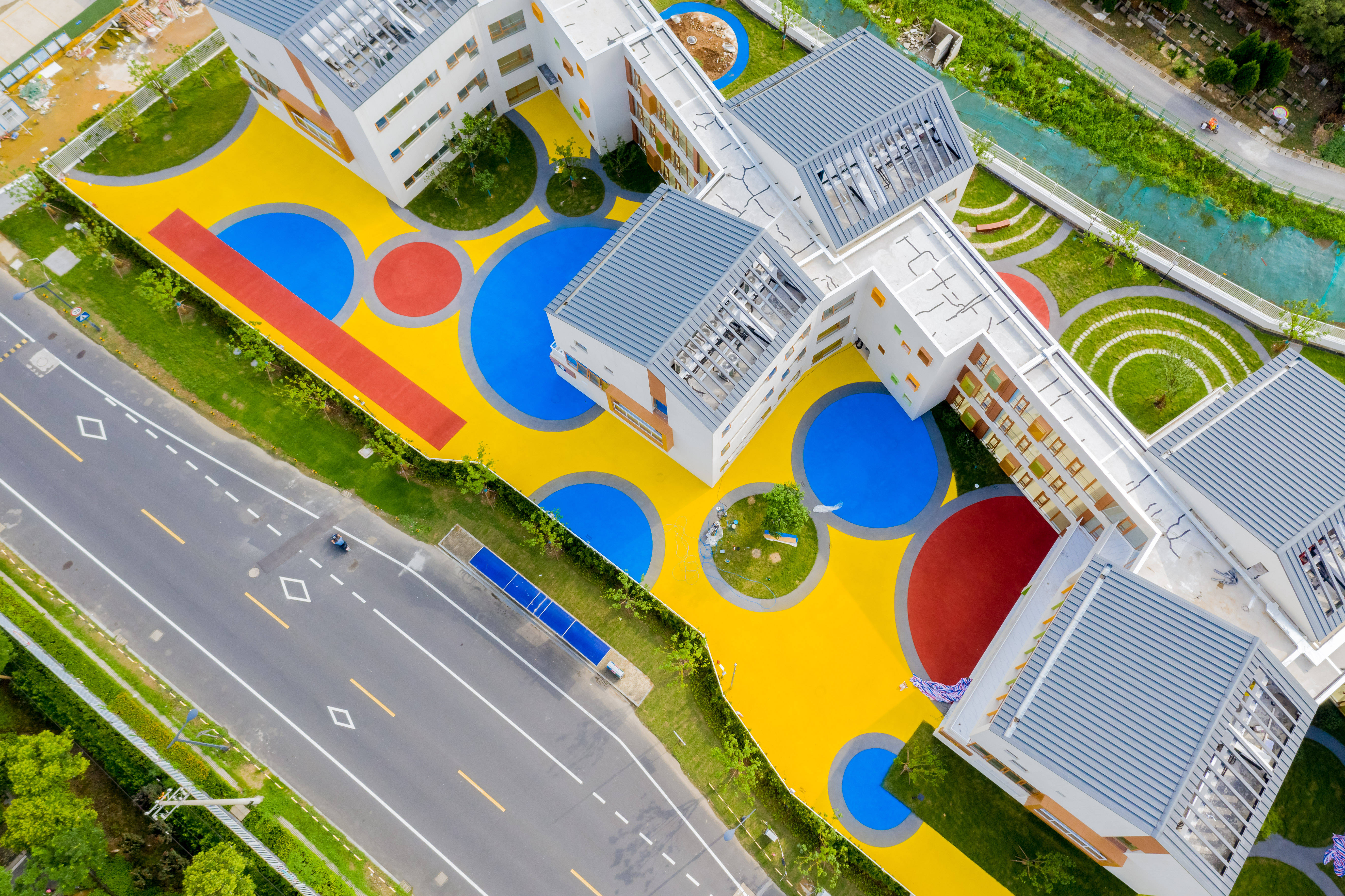 为什么选择水性eau幼儿园塑胶跑道?