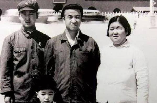 原创铁人王进喜47岁病逝入八宝山留下的2子3女成就怎么样