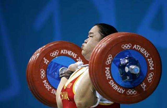 举重训练是艰苦的,一般人很难承受,唐功红也不例外,一个月后,她就哭闹