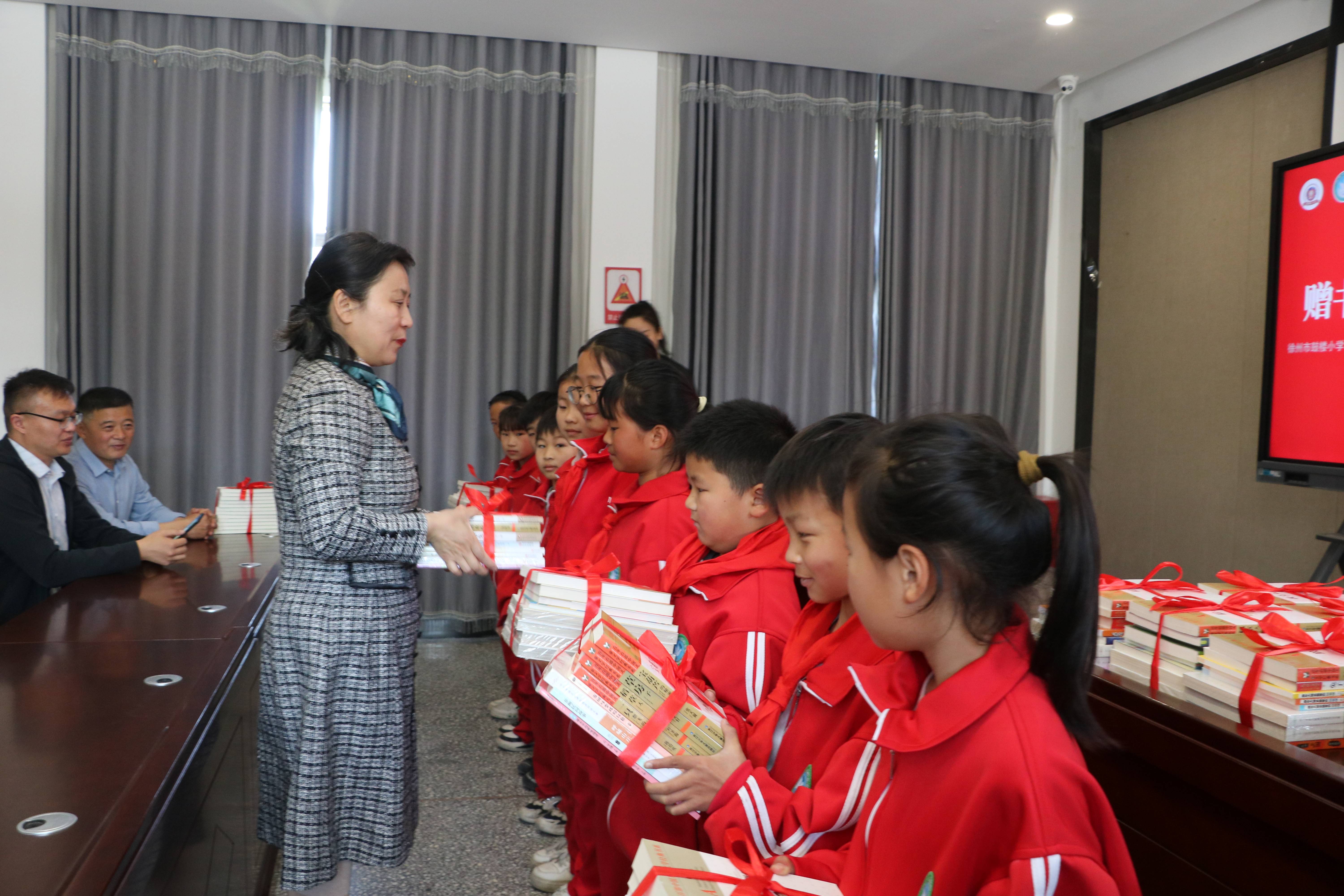 活动伊始,徐州市鼓楼小学肖书记与青墩寺小学甄锋校长各自对小学进行