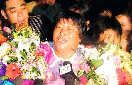 17年前,她拼死一举夺得奥运冠军,奖励200万,却因500元差点辍学_唐功红