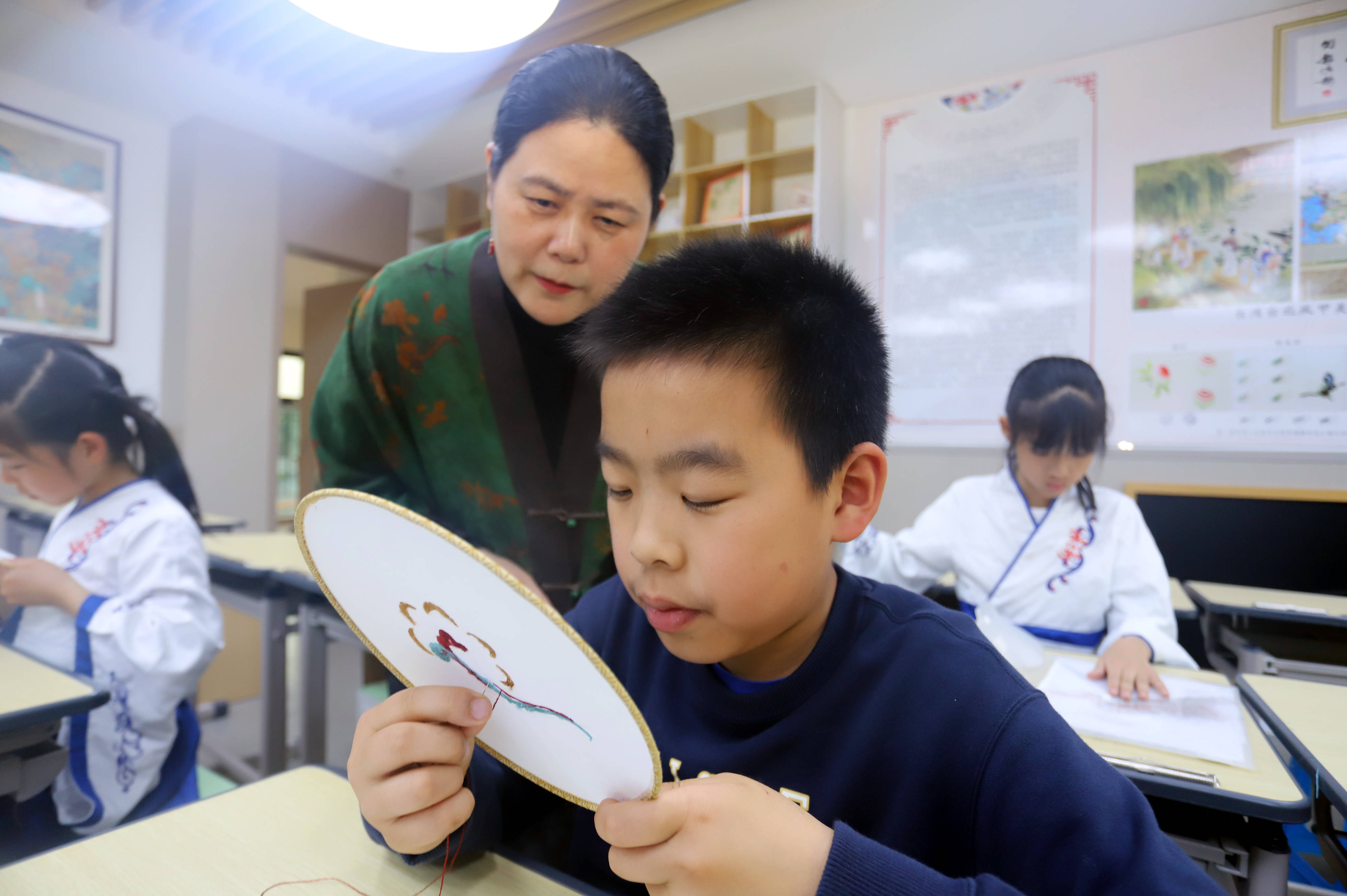 苏州市平江实验学校开展"非遗刺绣进课堂"活动