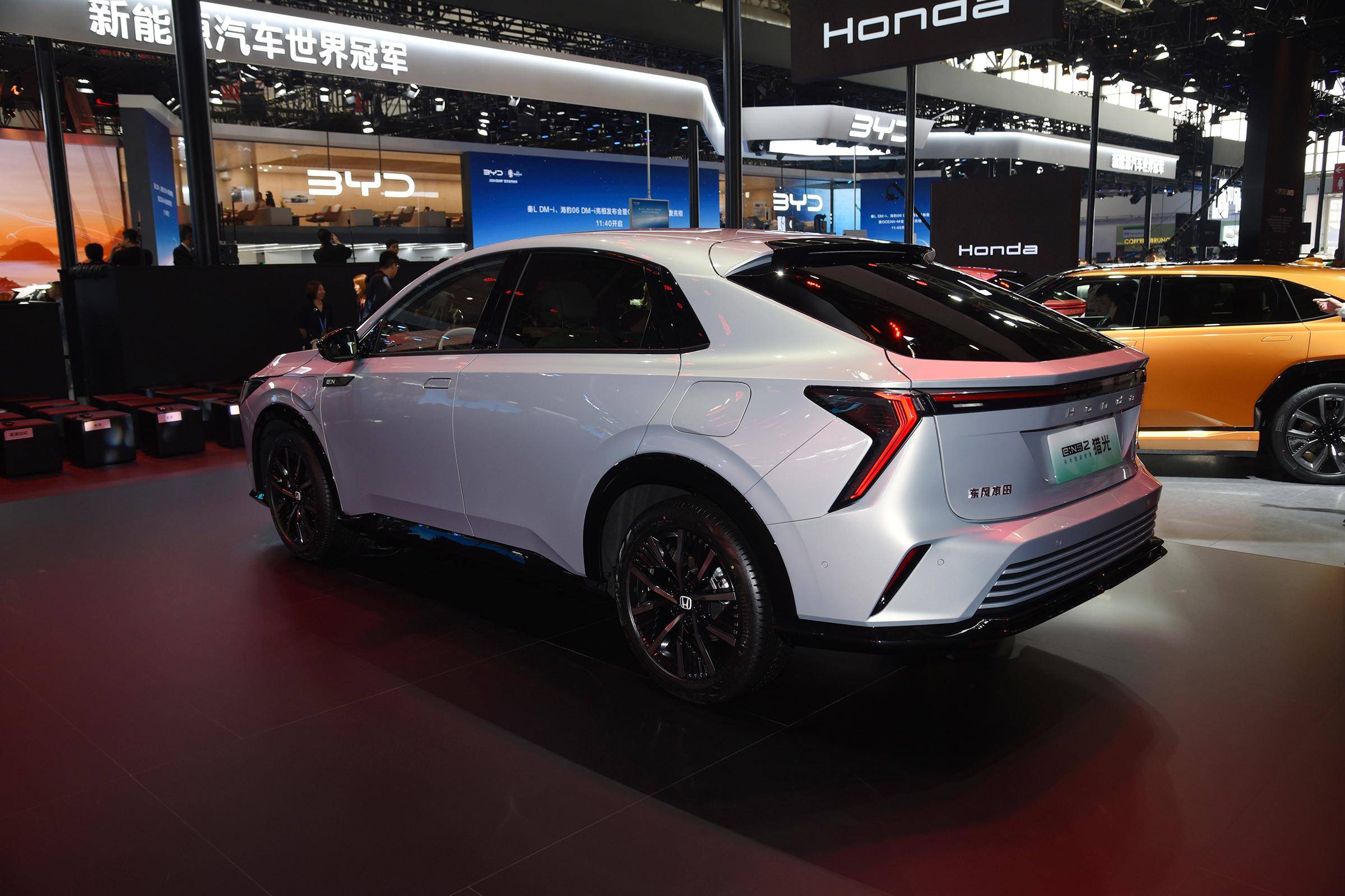 并支持适配18英寸运动风格轮辋以及规格为225/50 r18轮胎