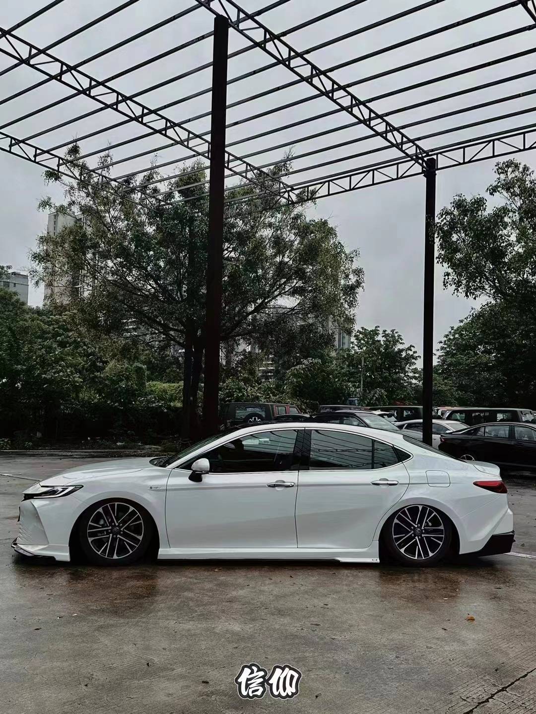 全国首台九代凯美瑞改装airbft气动避震低趴姿态