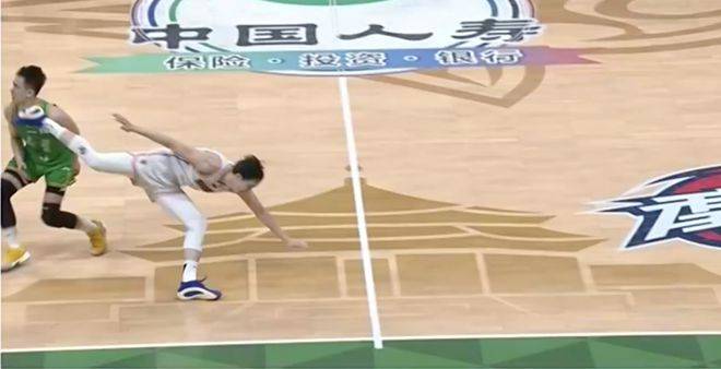胡明轩倒地之后 使出蝎子摆尾,甩赵继伟一面,杜锋一脸懵_比赛_篮球_1