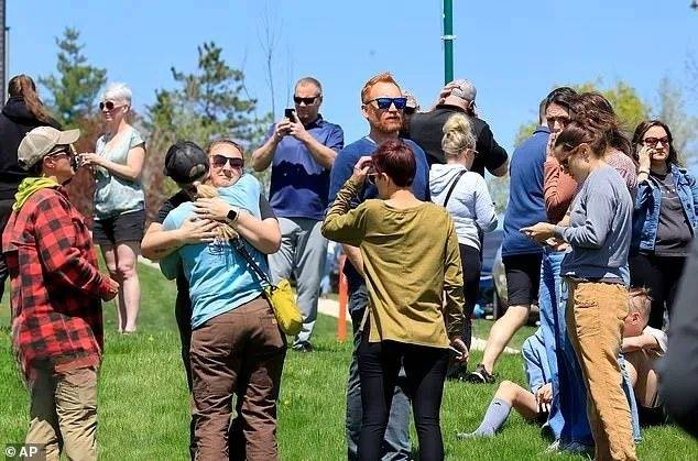 威斯康星州的霍雷布山地区中学遭遇校园枪击事件,枪手