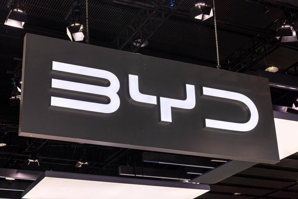 英格兰球星爱上中国造!曼城球星沃克社交平台大赞比亚迪