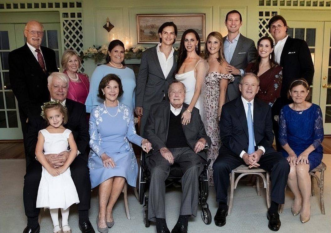 2018年,彼此初恋相守73年的爱妻芭芭拉去世,老布什哭得像个孩子