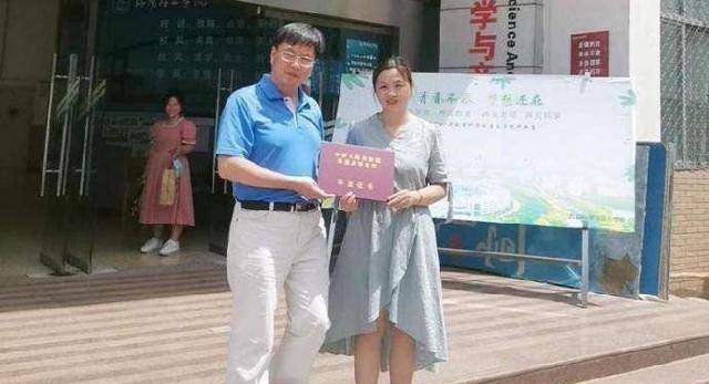 王娜娜(右一)丈夫帮她拨通了张莹莹的电话,没等他们说话,对方就质问