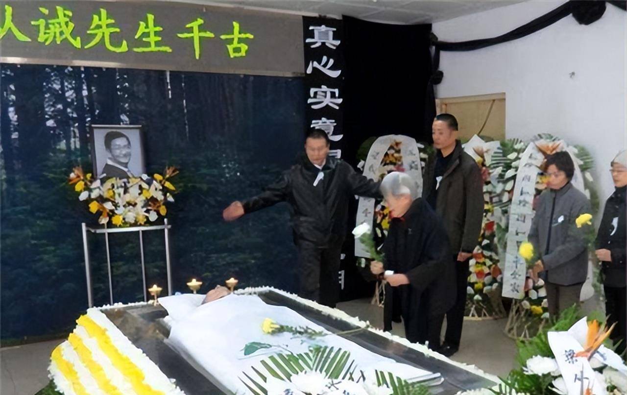 林徽因的儿子逝世后,葬礼上千人送行,"树葬"清华和北大