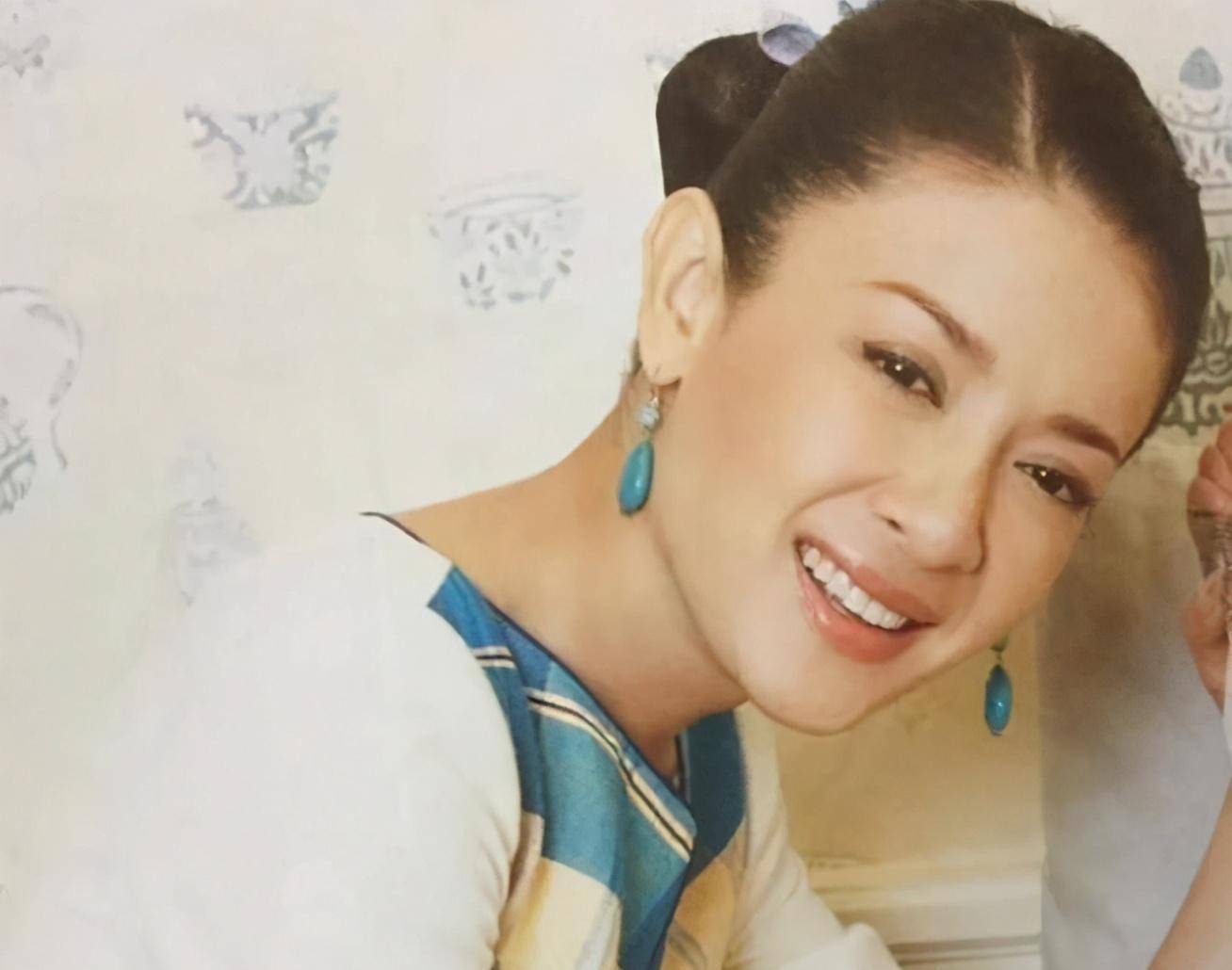 奢华的珠宝首饰,一头黑发上别一朵清秀的小花足以衬托出她恬静的气质