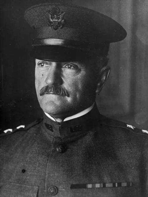 69年前,麦克阿瑟当众演讲:对中国投30颗原子弹!几小时后遭罢官