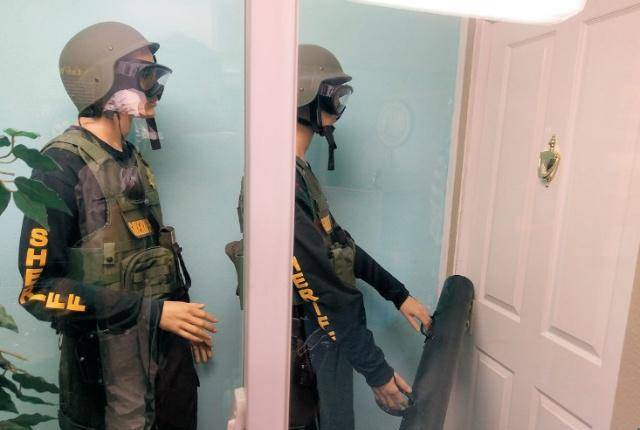 警用破门锤为何威力这么大?体型小巧,但短时间产生巨大冲击力