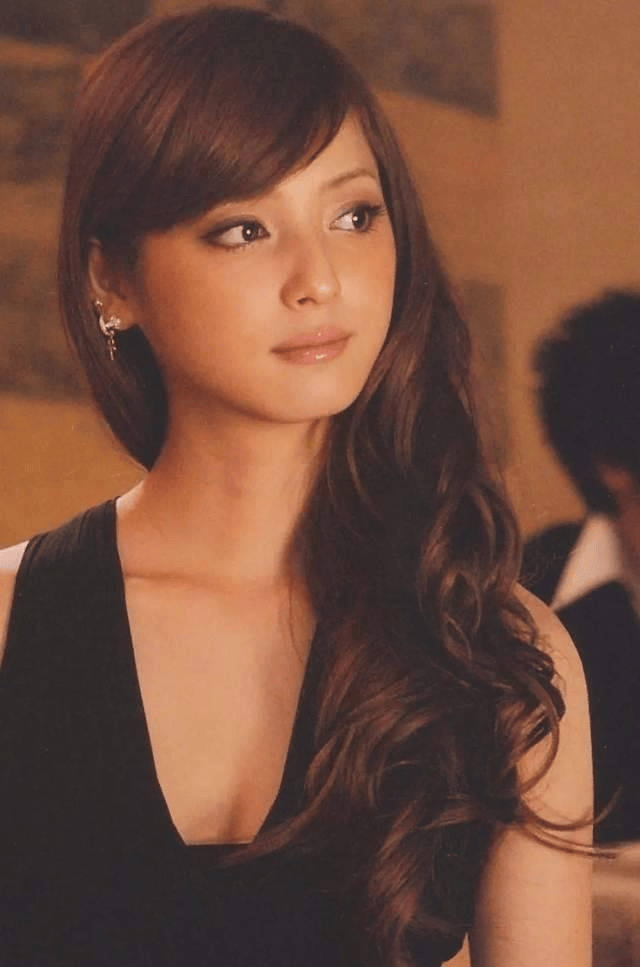 35岁佐佐木希:美貌与身材双重杀手锏,让人难以抗拒!