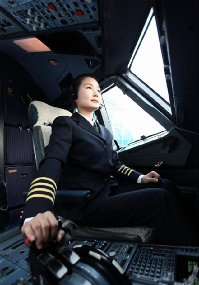 王峥:19岁开飞机,28岁当机长,中国第一美女机长有多牛?