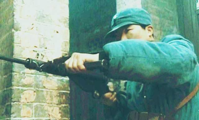 为什么说《亮剑》中楚云飞的卫队,用汤姆逊冲锋枪更合适?