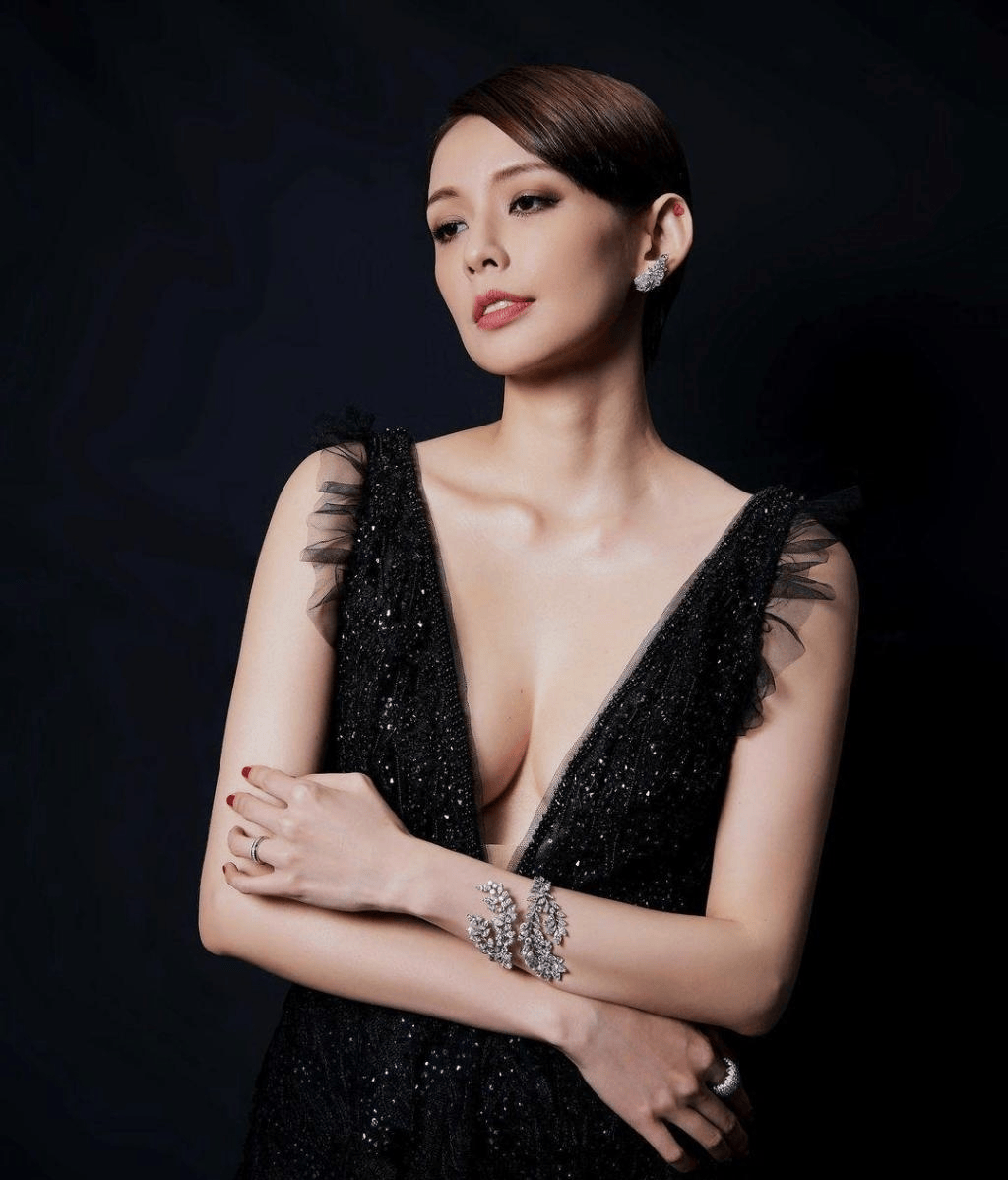 袁艾菲完美身材释放炙热诱惑,谁能抵挡住她的魅力!