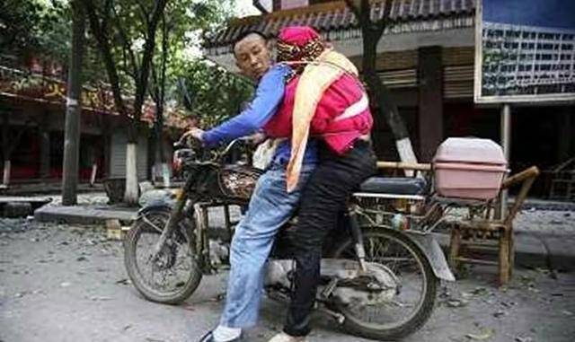 汶川地震后,那位骑摩托车带亡妻回家,半年后再婚的男人怎么样了