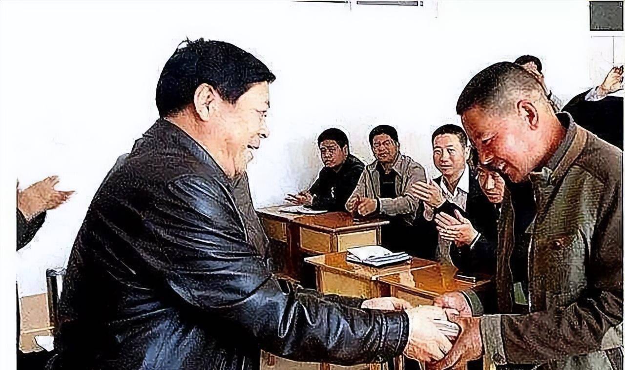 2014年,放羊男子发现铁轨异常,跳上去双手展开,事后获嘉奖30万_卢伟