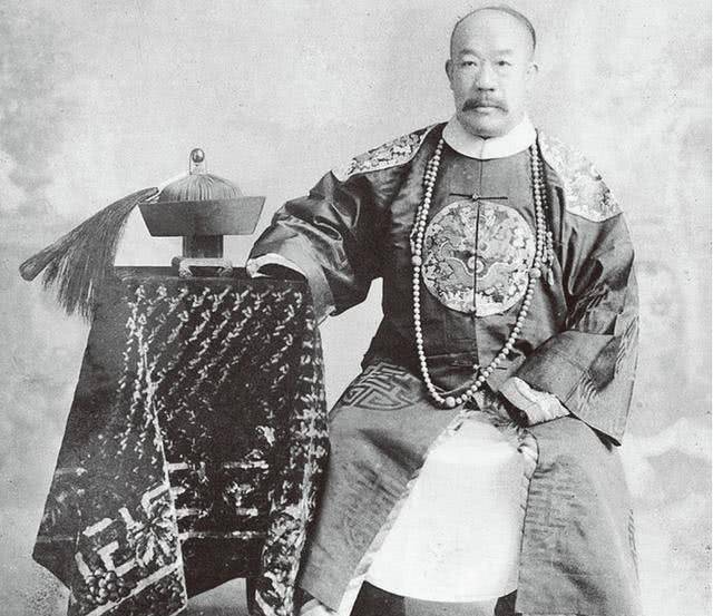 众所周知,爱新觉罗是清朝皇家的姓氏,这就彰显了老人不同寻常的身份.