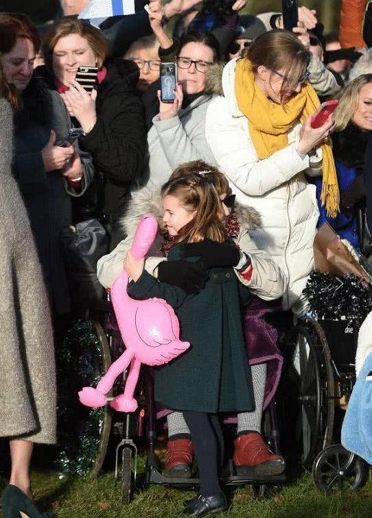 男孩的花,忘给英女王行屈膝礼,凯特用脚提醒她_英国王室_戴安娜_公主