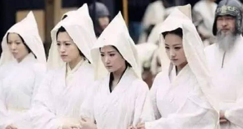 他们遇到了一队送葬的人群,死者的子女披麻戴孝,脸上却不见泪痕,嘴里