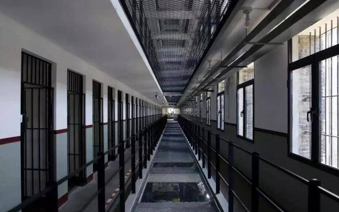 犯人进监狱后,为什么都要剃光头?看完才明白国家的良苦用心