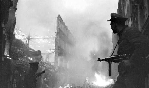 二战苏军攻陷柏林后的暴行,整个柏林被摧毁数十万德国妇女被侮辱