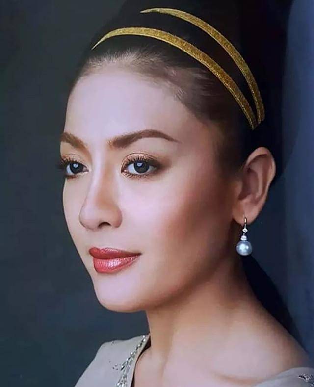 趴在地上给国王的狗喂食,见到小姑子还要下跪_王室_普密蓬_公主