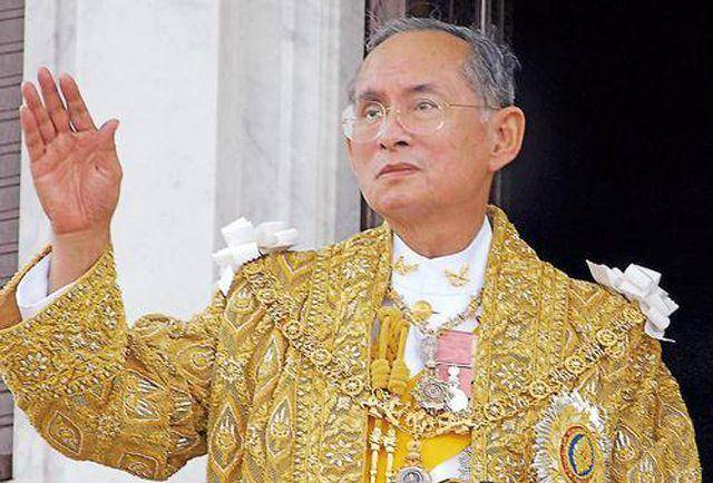 41年前,泰国国王为第一个孙女剪胎毛,王后初做奶奶看得好开心_拉玛