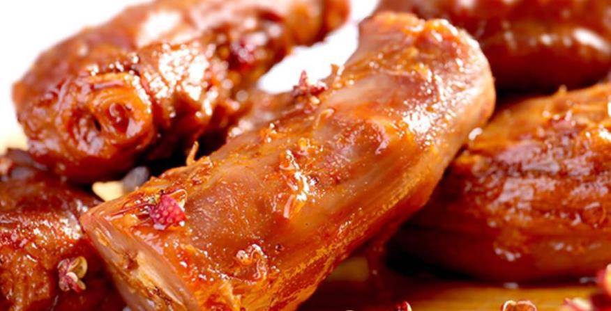 卤味鸭脖以其麻辣鲜香的口感和酱色紧致的质感,风靡于吃货界的大街