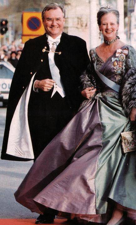 82岁丹麦女王:被丈夫亲亲抱抱举高高,夫妻恩爱51年比英女王幸福