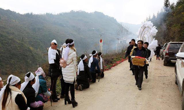 人去世后出殡,哪些人才能走在棺材前面,别好心办坏事_孝子_老人_长子