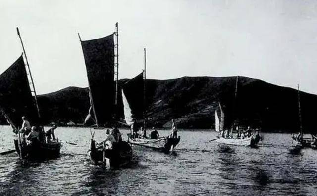 55年一江山岛战,成吨炸弹投下,蒋军疯狂回击,张爱萍:强击机上