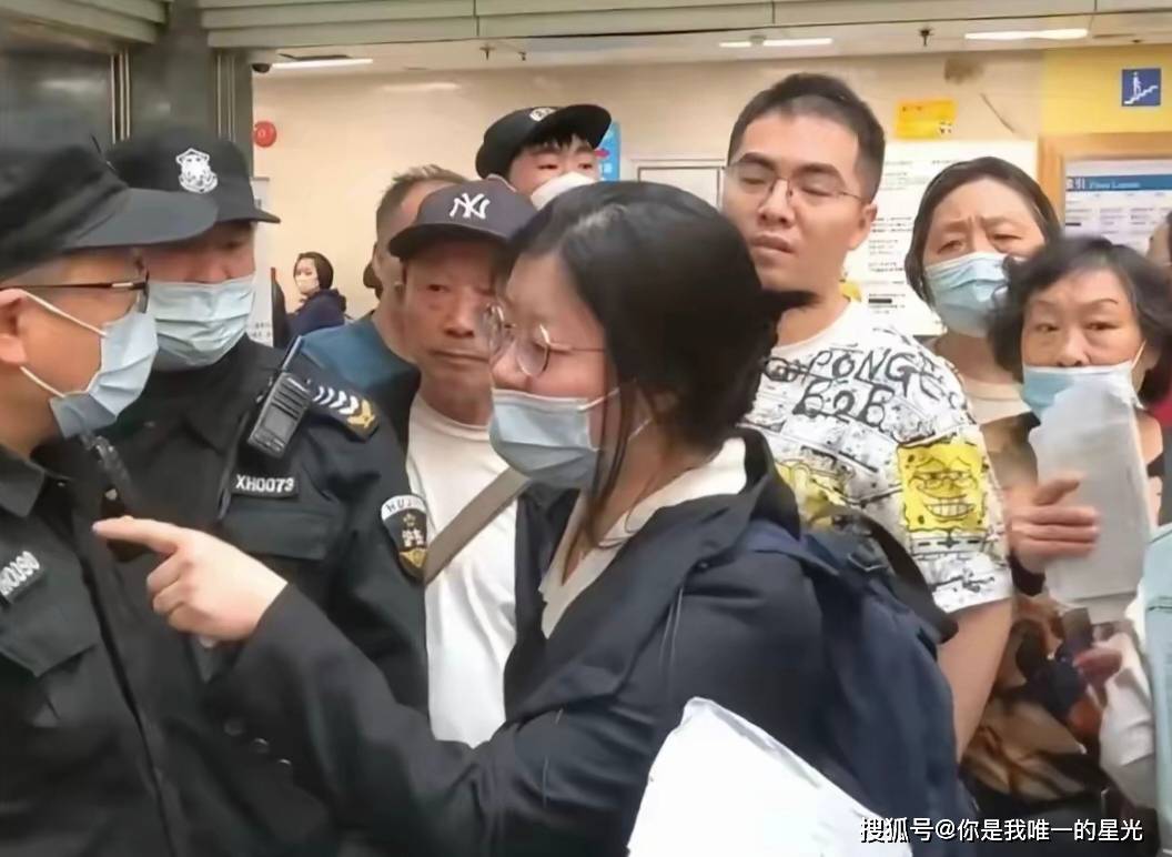 女子医院插队,反而嘲讽辱骂旁人,被大爷一巴掌