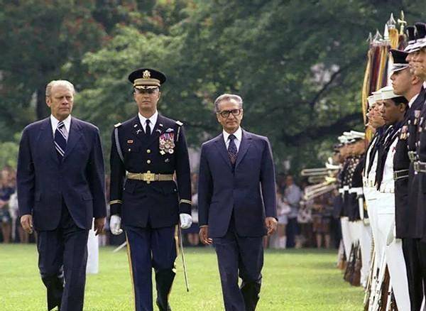 被"神棍"窃取的伊朗:流亡15年的霍梅尼,为何深受万人拥护?