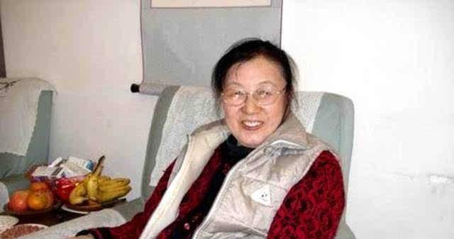 她曾在毛爷爷身边担任机要员,曾任北京市委书记,41岁被撤职下放_谢静