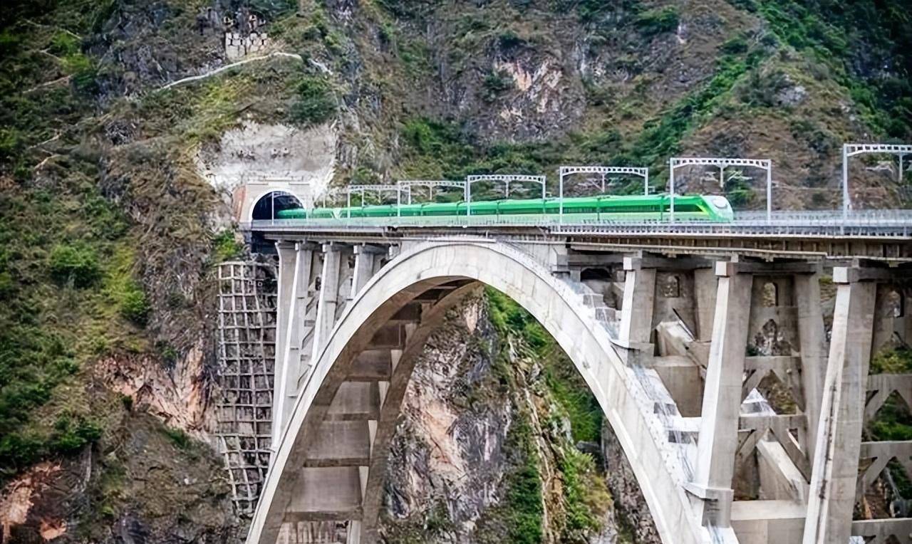 大坂山隧道图片