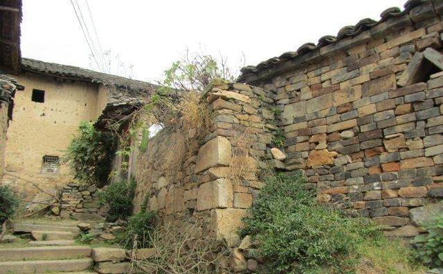 悲壮的红十军团21师师长,英雄事迹靠敌人报纸确认,妻子终生守望