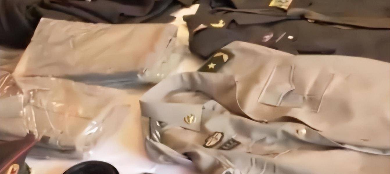 冒牌军官行骗百万,入戏太深,被抓时怒骂警察:你没资格抓我