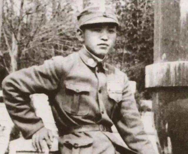 《雪豹》,他饰演的周卫国从国军阵营走向八路军,黎原似乎就是周卫国的