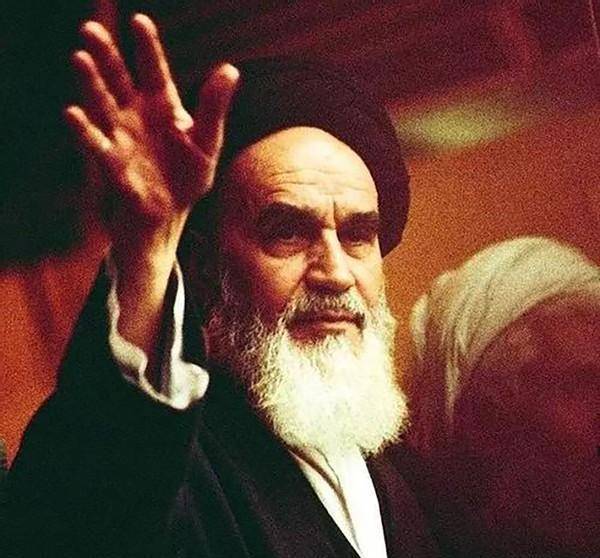 被"神棍"窃取的伊朗:流亡15年的霍梅尼,为何深受万人拥护?