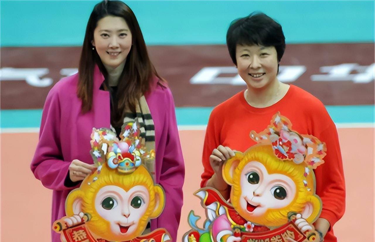 冯坤一家近况:44岁保养似少女,56岁老公高大魁梧,混血儿子像妈